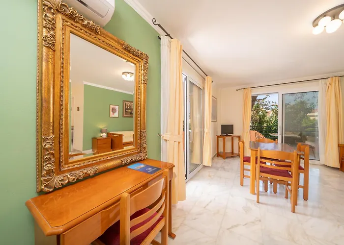 Odysseus Palace Aparthotel 3*