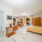 Odysseus Palace מלון דירות 4*