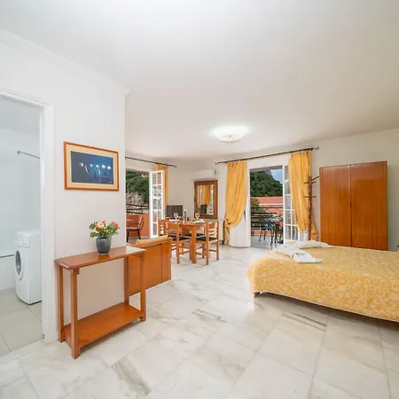 Odysseus Palace 公寓式酒店 4*